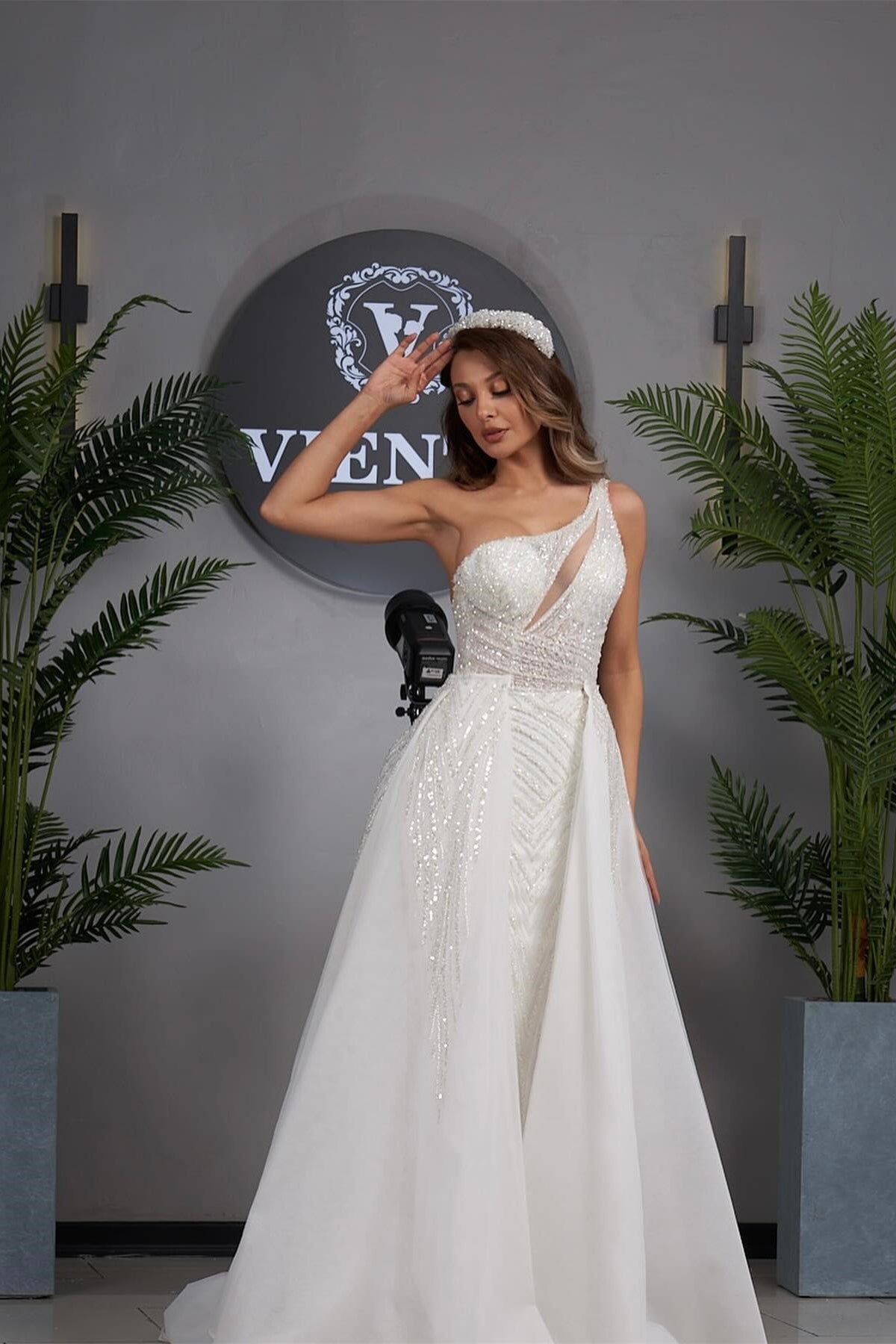 Elegante vestido de novia de tul con apliques, sin mangas y un hombro descubierto para mujer