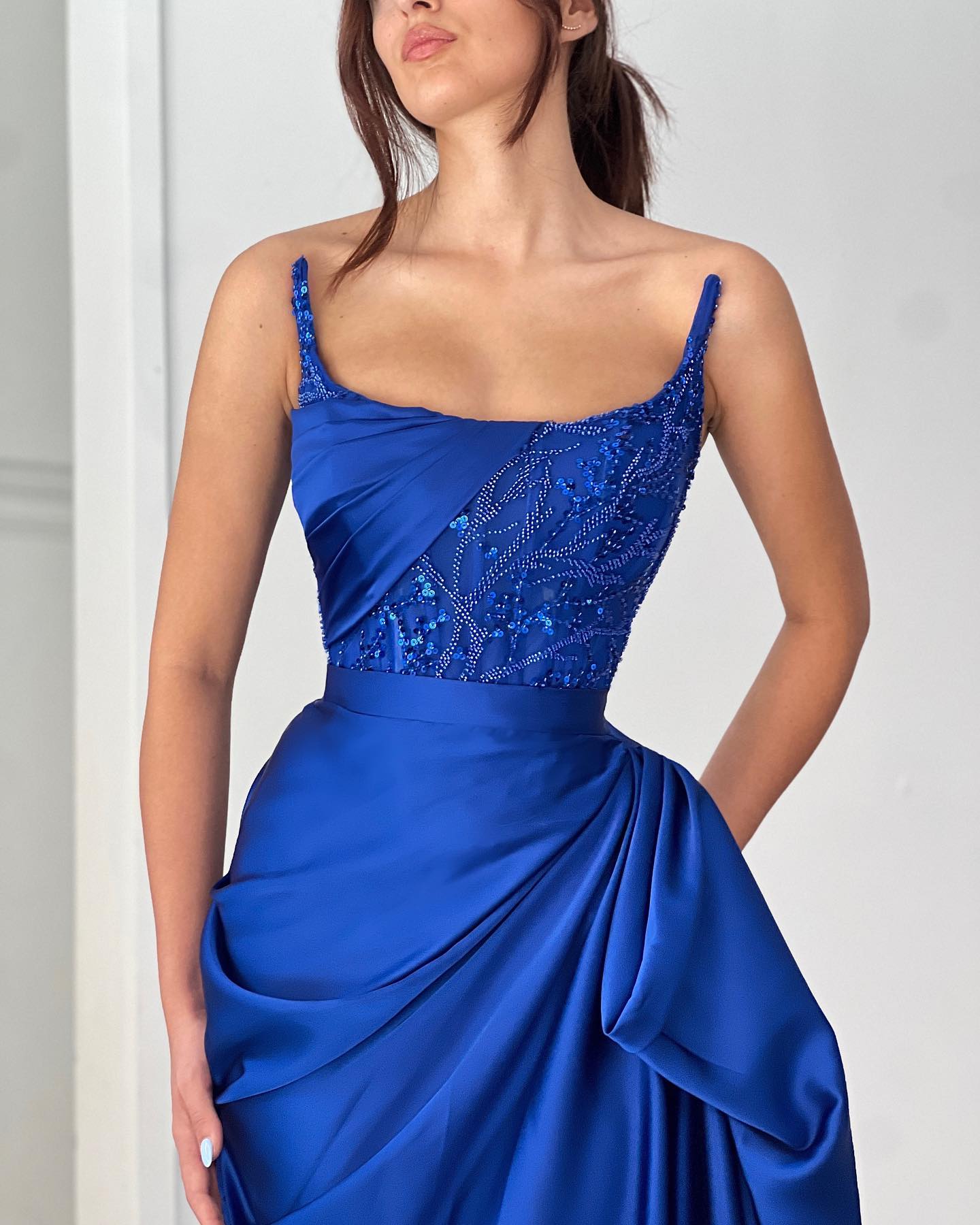 Elegante vestido de fiesta azul océano de satén cuadrado sin mangas con volantes y corte en A