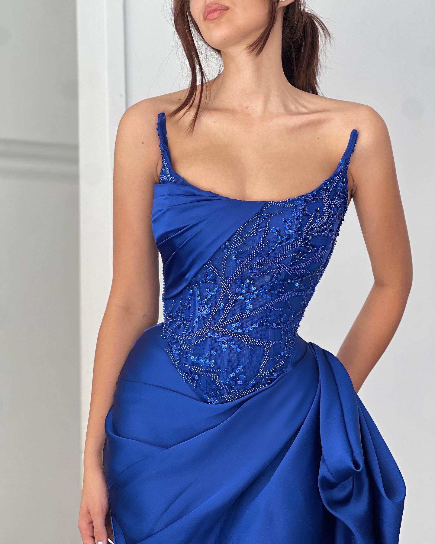 Elegante vestido de fiesta azul océano de satén cuadrado sin mangas con volantes y corte en A