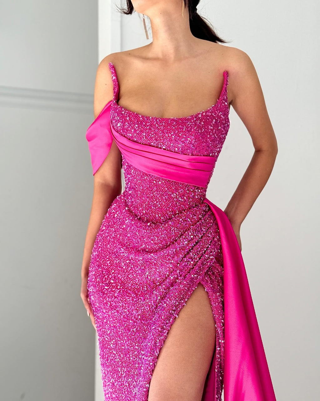 Elegante vestido de fiesta largo rosa con escote halter, sin mangas y satén con lentejuelas