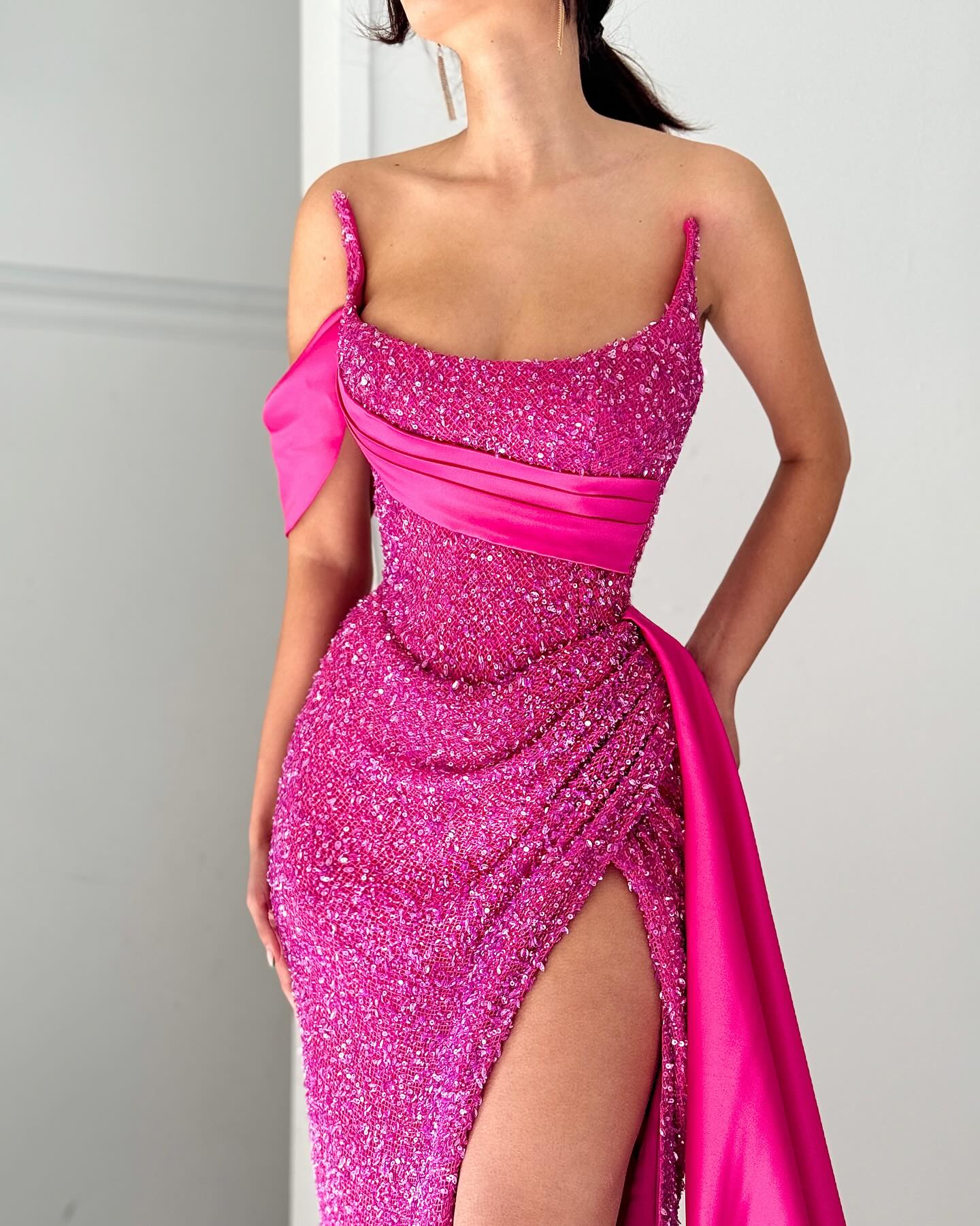 Elegante vestido de fiesta largo rosa con escote halter, sin mangas y satén con lentejuelas