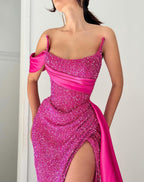 Elegante vestido de fiesta largo rosa con escote halter, sin mangas y satén con lentejuelas