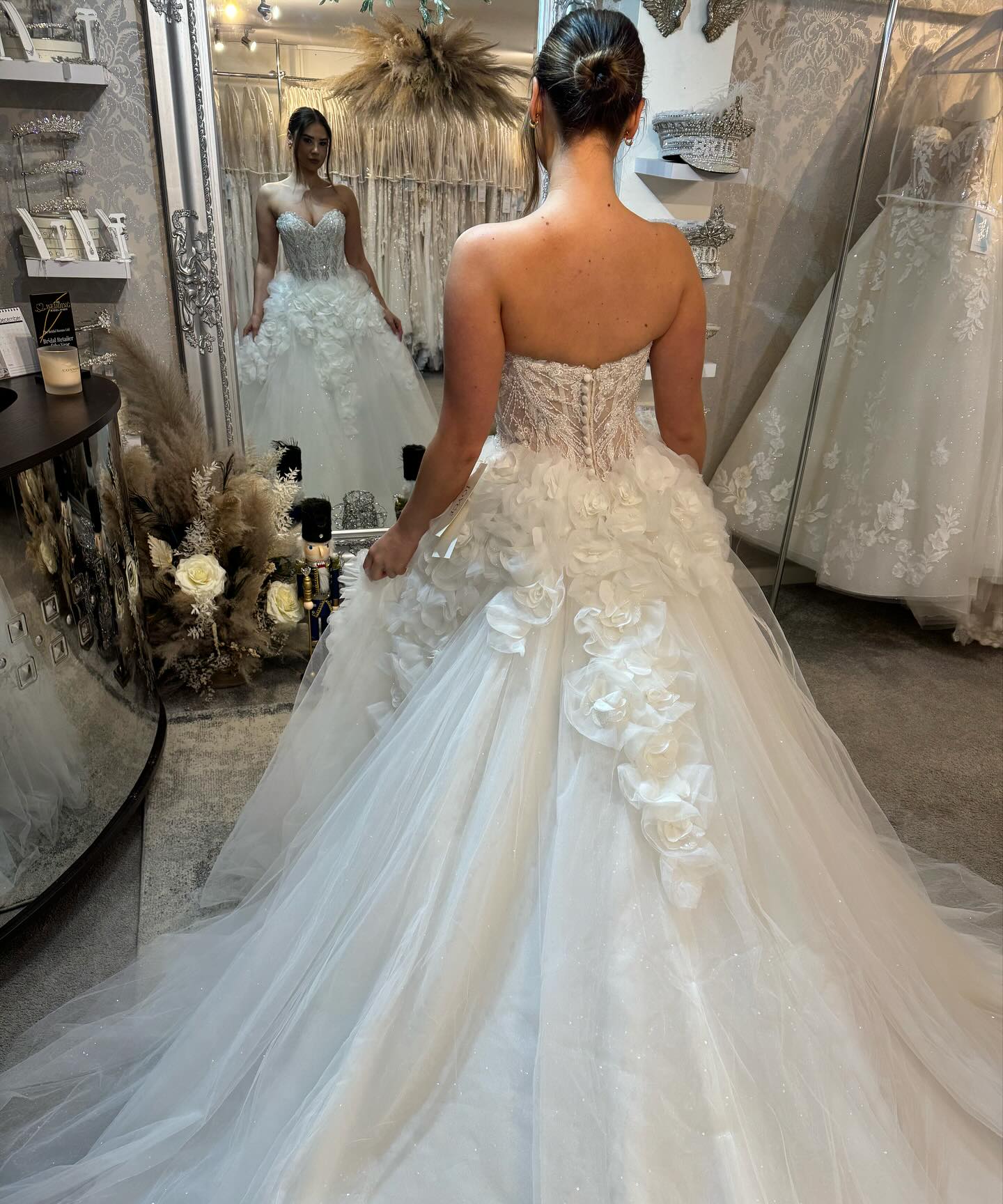 Elegante vestido de novia de tul con lentejuelas y encaje, sin mangas y sin tirantes, corte A
