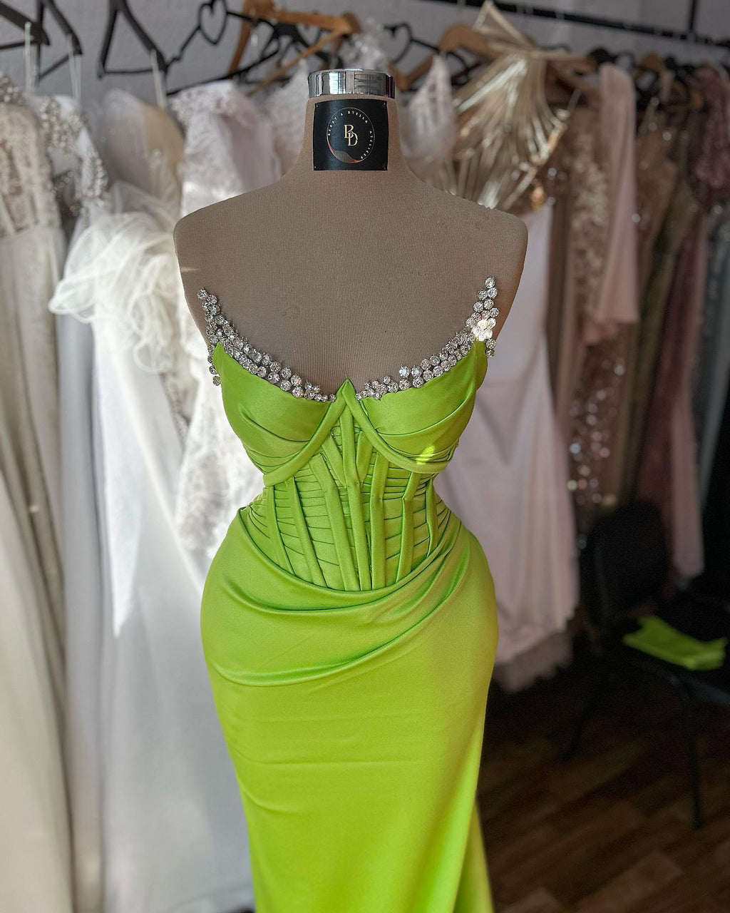 Elegante vestido de fiesta de satén con volantes, sin mangas y tirantes finos en forma de columna