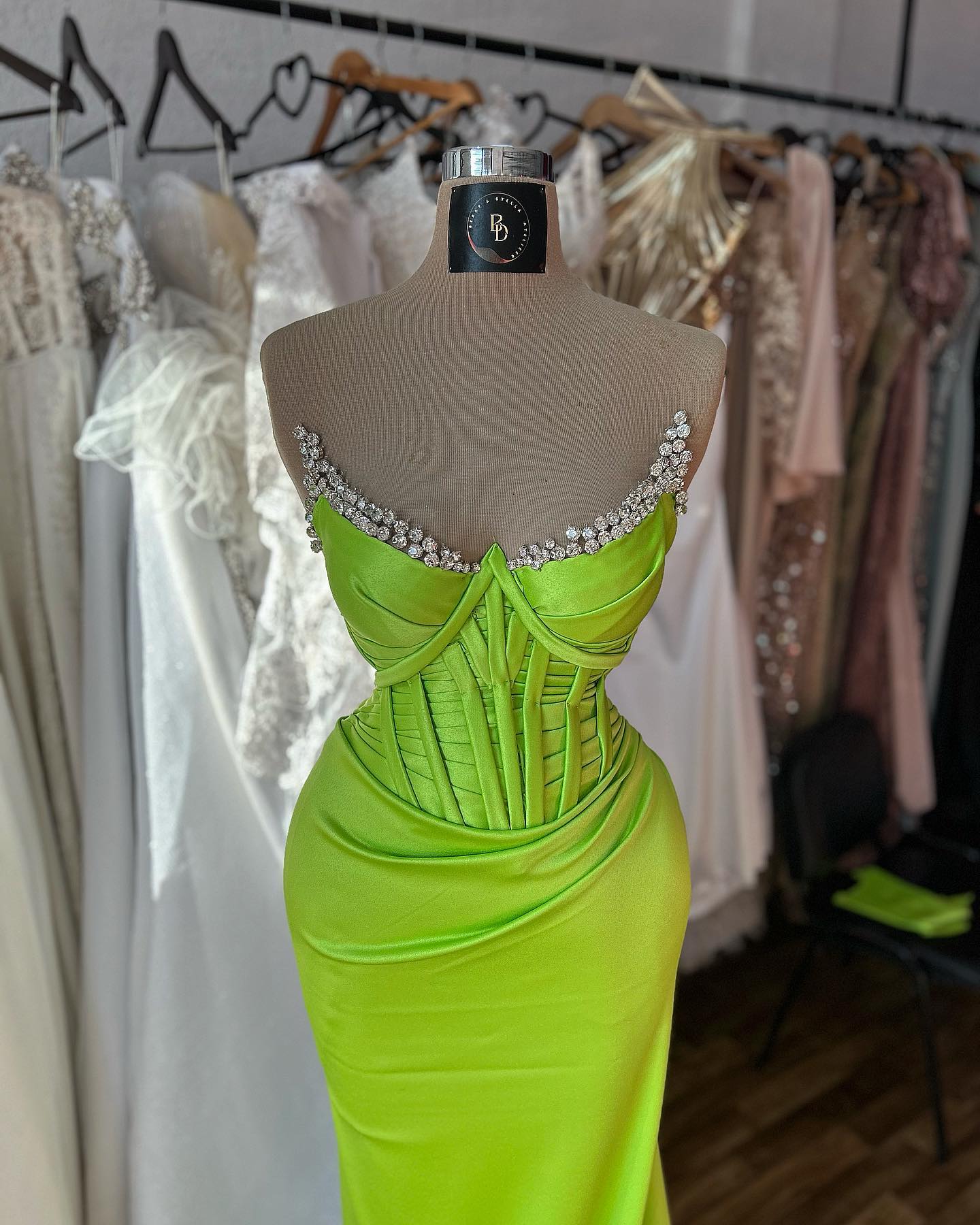 Elegante vestido de fiesta de satén con volantes, sin mangas y tirantes finos en forma de columna