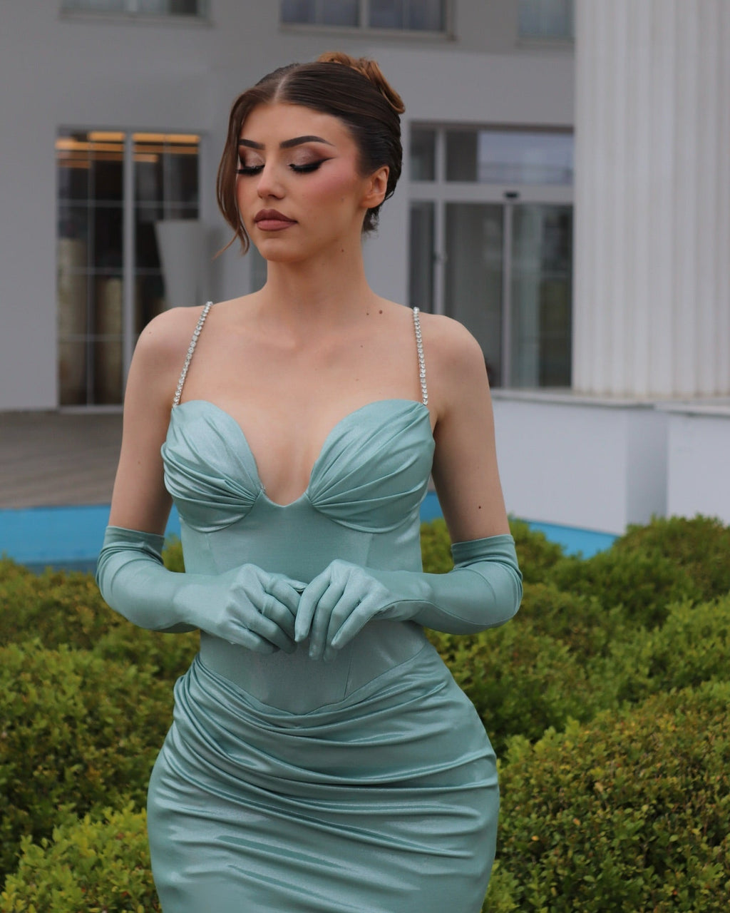 Elegante vestido de fiesta de satén con escote corazón, tirantes finos y volantes, sin mangas