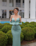 Elegante vestido de fiesta de satén con escote corazón, tirantes finos y volantes, sin mangas
