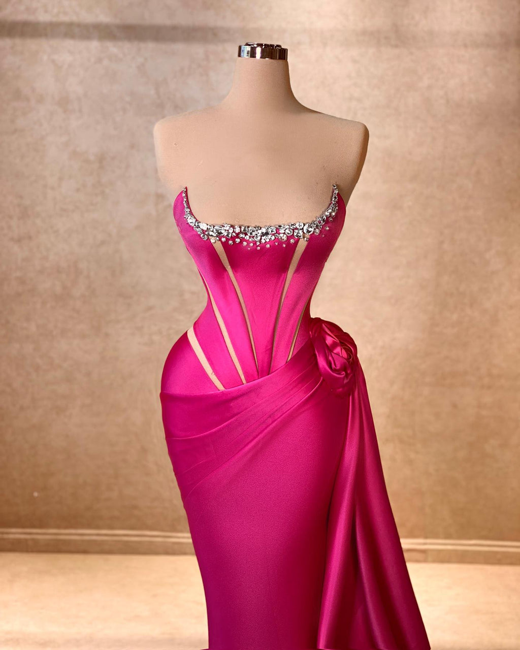 Elegante vestido de fiesta largo fucsia de satén con pedrería y sin mangas con forma de columna cuadrada