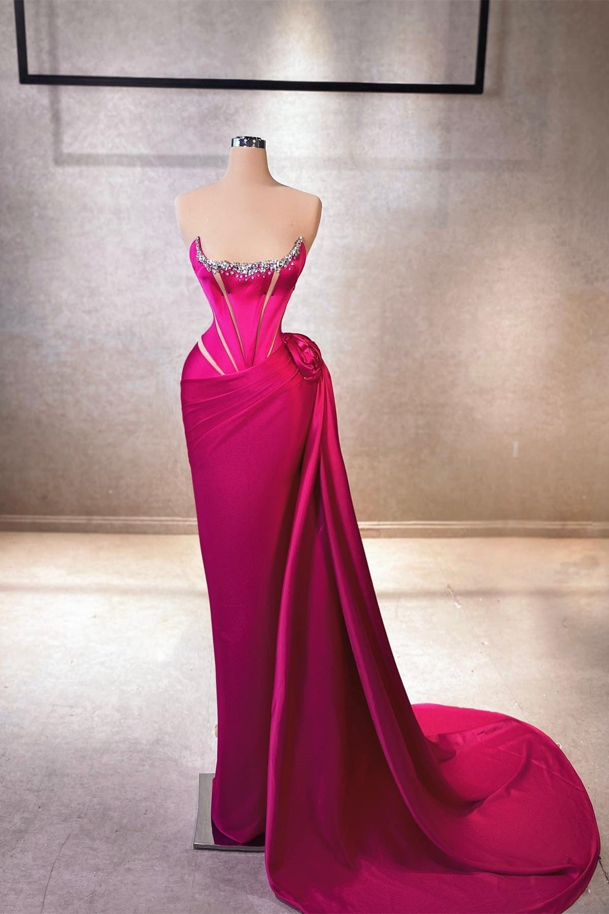Elegante vestido de fiesta largo fucsia de satén con pedrería y sin mangas con forma de columna cuadrada