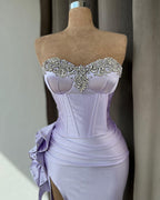 Elegante vestido de fiesta con escote en forma de corazón, volantes y cuentas con abertura