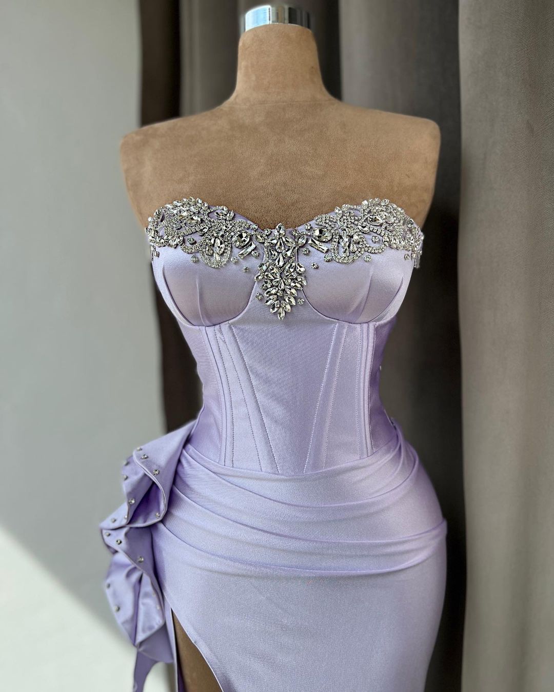 Elegante vestido de fiesta con escote en forma de corazón, volantes y cuentas con abertura