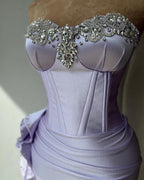 Elegante vestido de fiesta con escote en forma de corazón, volantes y cuentas con abertura