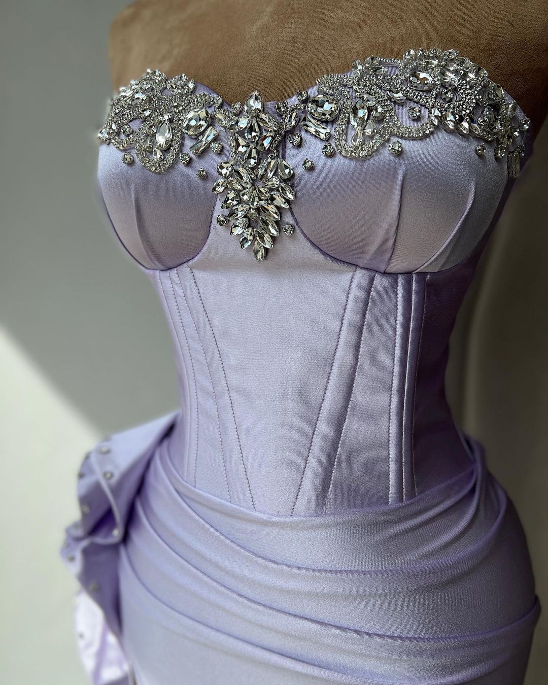 Elegante vestido de fiesta con escote en forma de corazón, volantes y cuentas con abertura