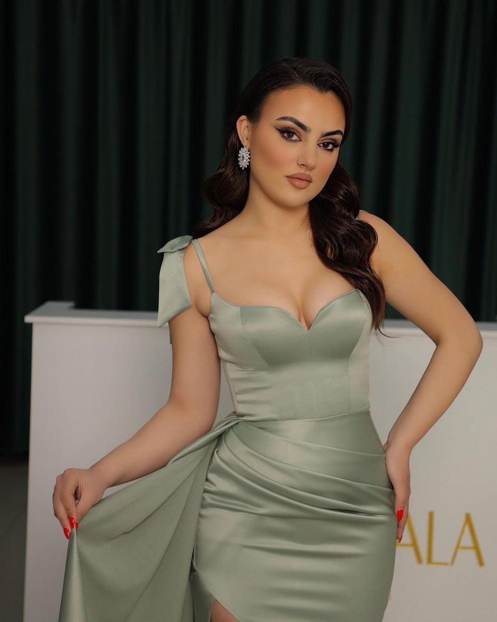 Elegante vestido de fiesta con escote corazón color salvia polvoriento y volantes