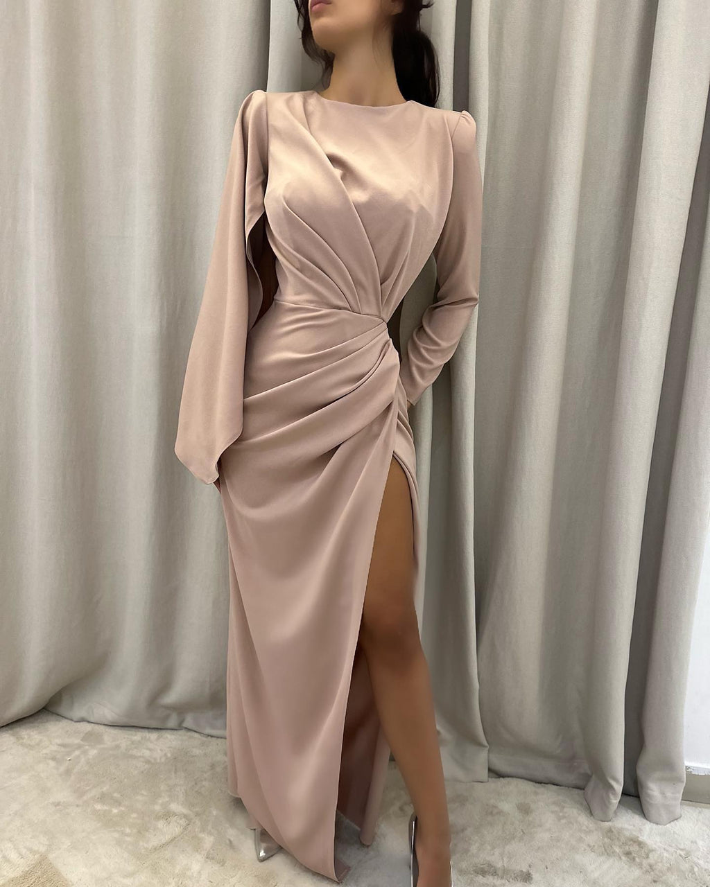Elegante vestido de fiesta de manga larga hasta el suelo con abertura