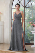 Elegante vestido de fiesta largo de seda brillante con cuello halter, escote en V, plisado, abertura lateral y bolsillo.