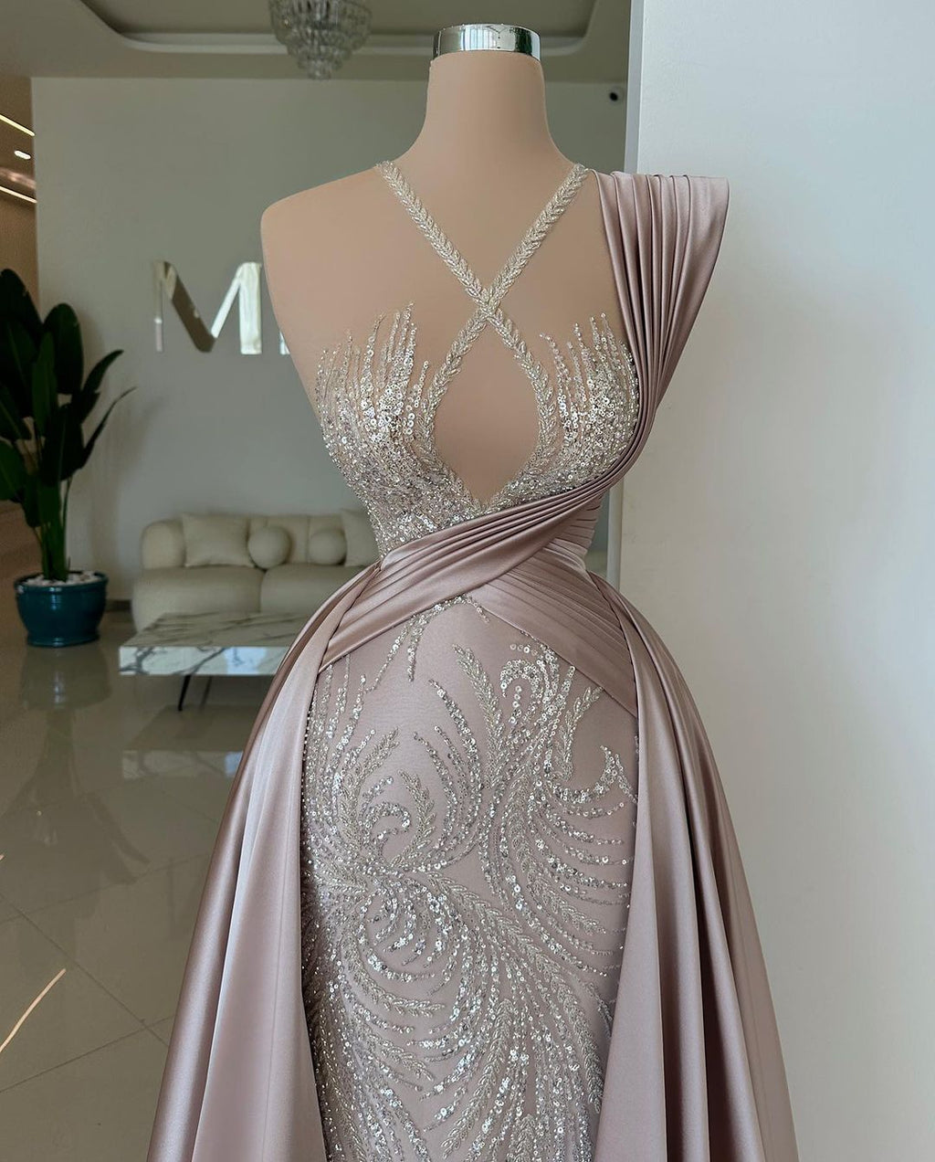Elegantes langes ärmelloses A-Linien-Ballkleid aus Satin mit Pailletten und Spitze