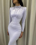 Elegantes langes Meerjungfrau-Ballkleid mit hohem Halsausschnitt und Kristallen aus Satin mit langen Ärmeln