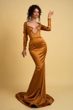 Elegante vestido de fiesta de satén con escote irregular de sirena y mangas largas con pedrería