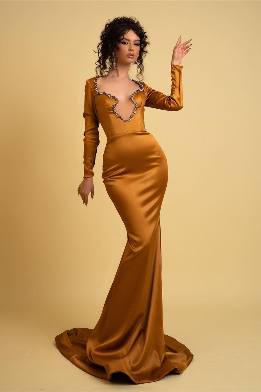 Elegante vestido de fiesta de satén con escote irregular de sirena y mangas largas con pedrería