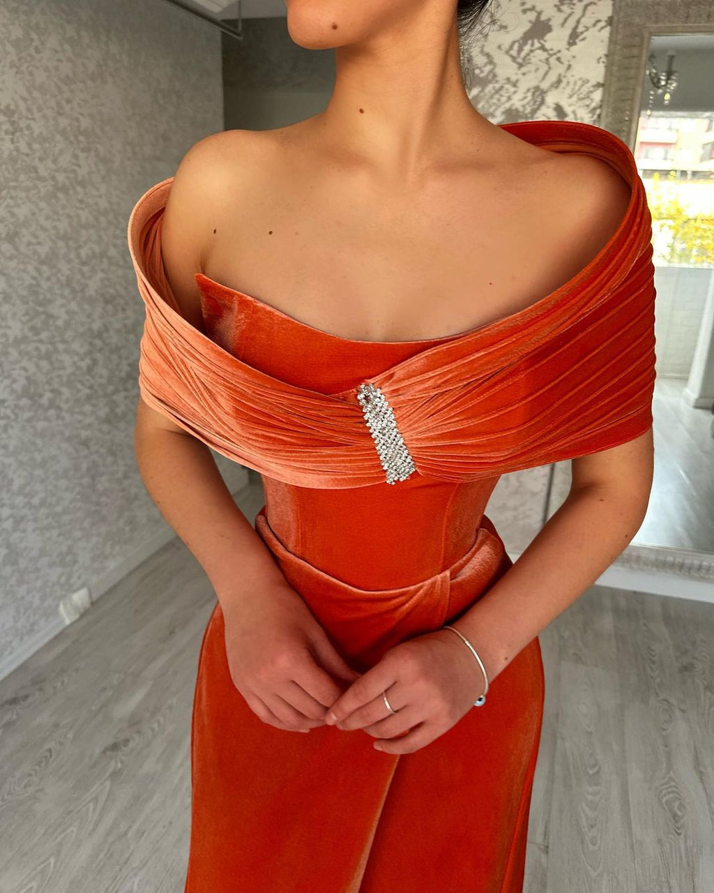 Elegante vestido de fiesta largo de sirena con un hombro al descubierto, sin mangas y abertura