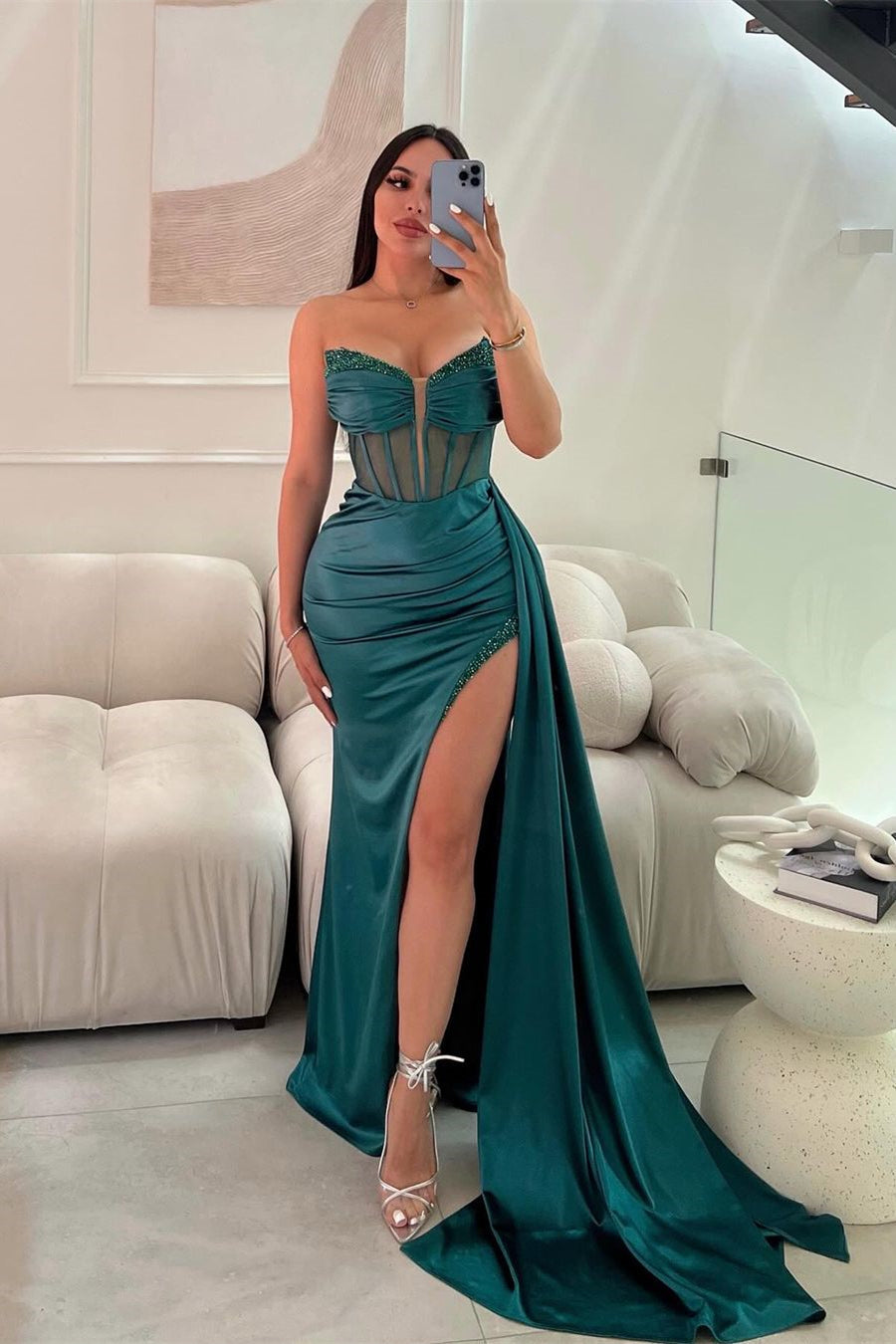 Elegante vestido de fiesta largo de sirena sin mangas con purpurina y abertura