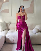 Elegante vestido de fiesta largo de sirena sin mangas con purpurina y abertura