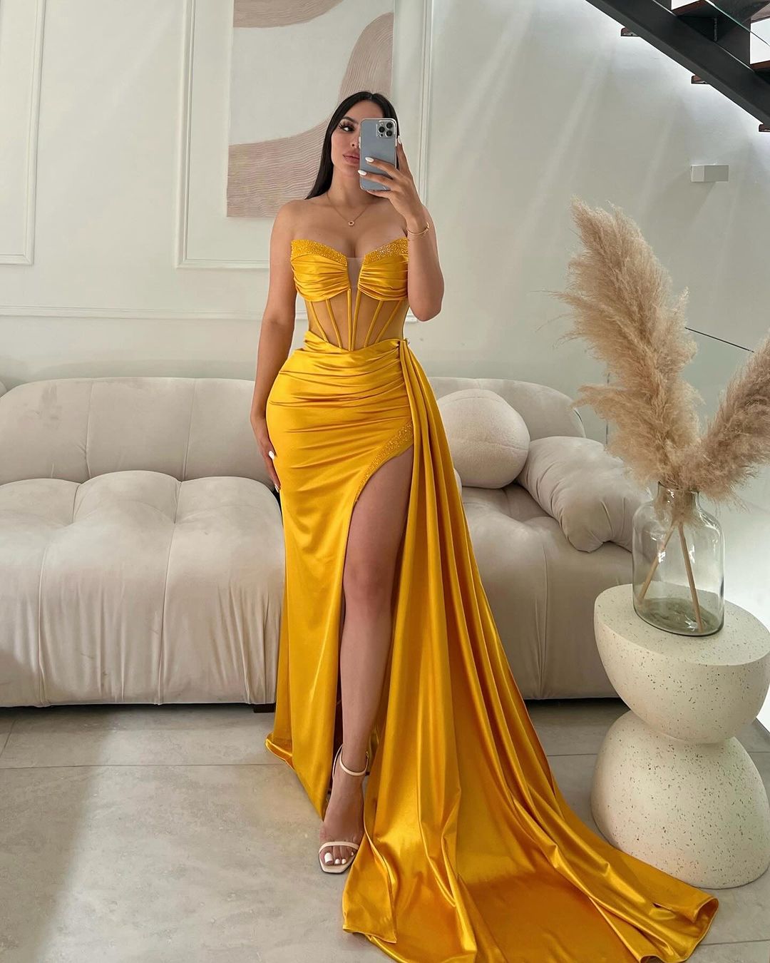 Elegante vestido de fiesta largo de sirena sin mangas con purpurina y abertura
