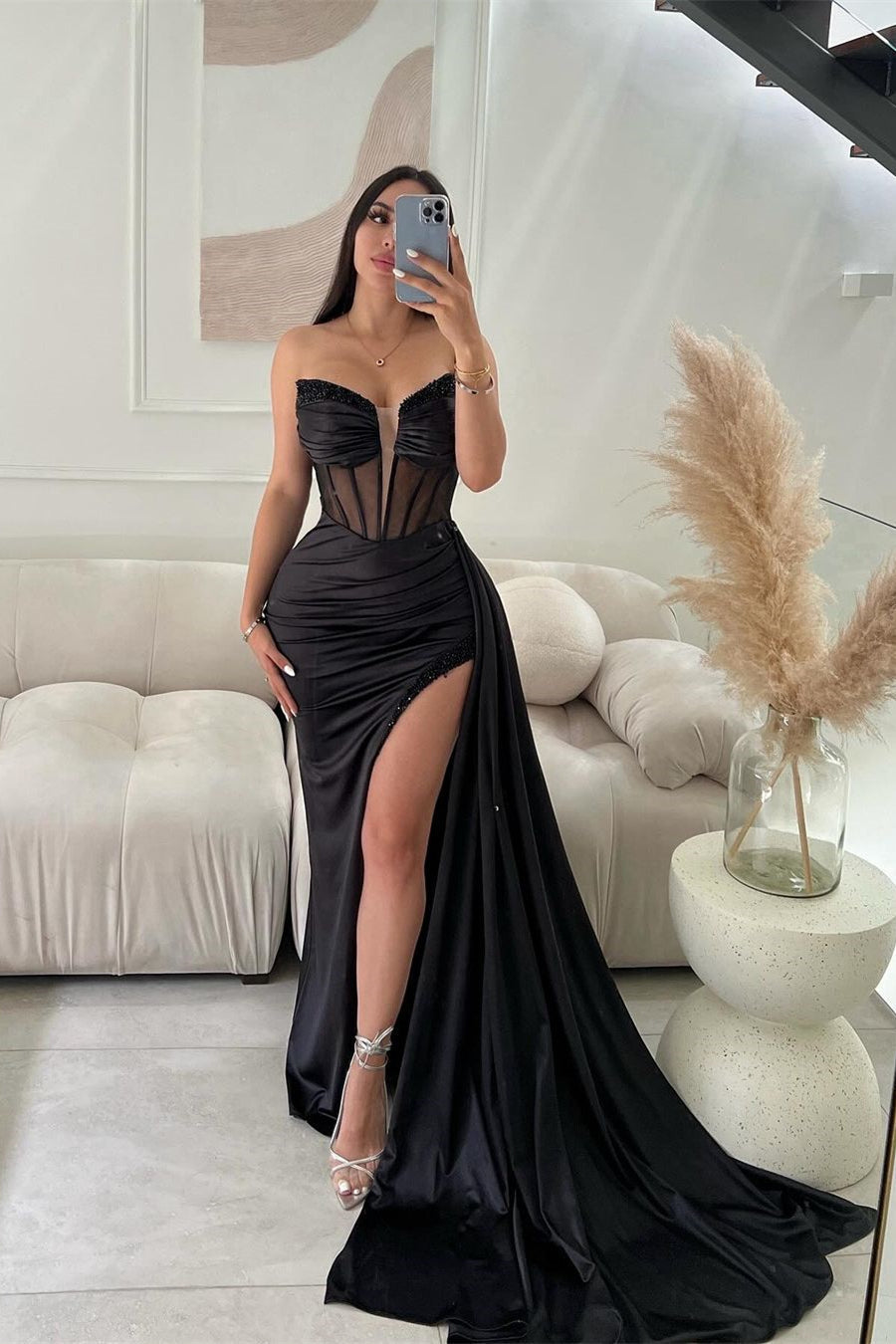 Elegante vestido de fiesta largo de sirena sin mangas con purpurina y abertura