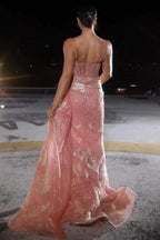 Elegante vestido de fiesta largo de encaje rosa con tirantes finos y abertura