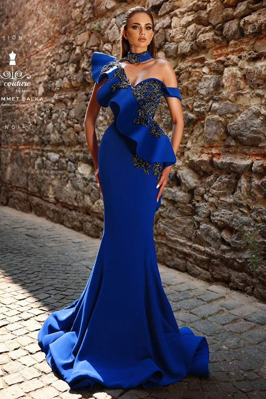 Elegantes langes königsblaues One-Shoulder-Meerjungfrau-Ballkleid mit Perlenbesatz und Spitze