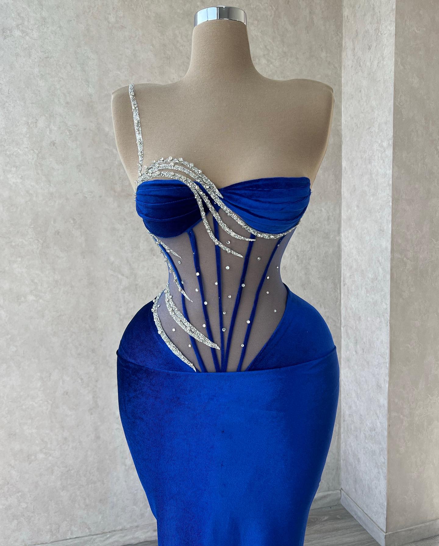 Elegantes langes königsblaues One-Shoulder-Meerjungfrau-Ballkleid mit Pailletten und Perlen