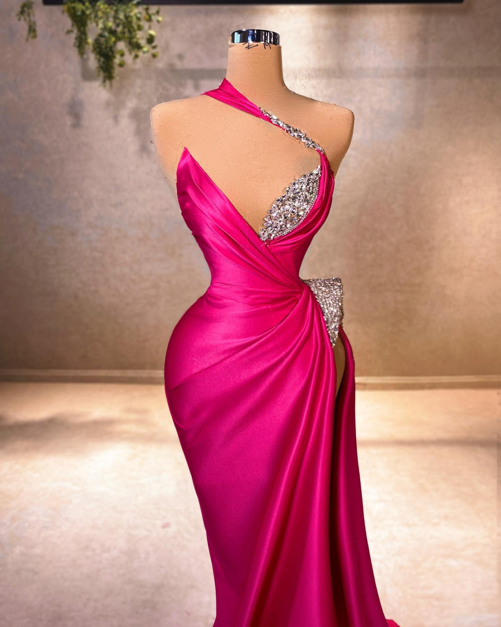 Elegante vestido de fiesta fucsia con escote en V, sin mangas, volantes y satén con abertura frontal
