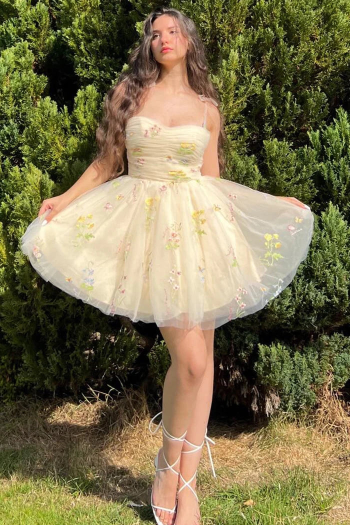 Elegantes kurzes A-Linien-Heimkehrkleid mit Spaghettiträgern und ärmellosen Applikationen aus Tüll