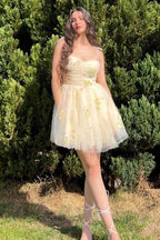 Elegantes kurzes A-Linien-Heimkehrkleid mit Spaghettiträgern und ärmellosen Applikationen aus Tüll