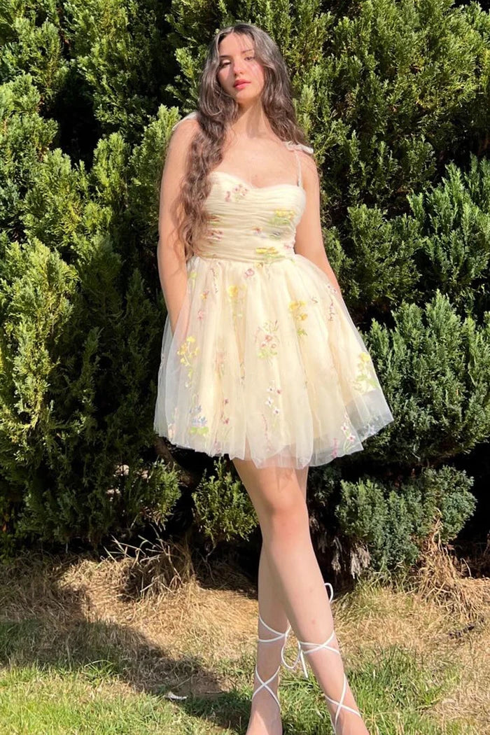 Elegantes kurzes A-Linien-Heimkehrkleid mit Spaghettiträgern und ärmellosen Applikationen aus Tüll