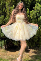 Elegantes kurzes A-Linien-Heimkehrkleid mit Spaghettiträgern und ärmellosen Applikationen aus Tüll