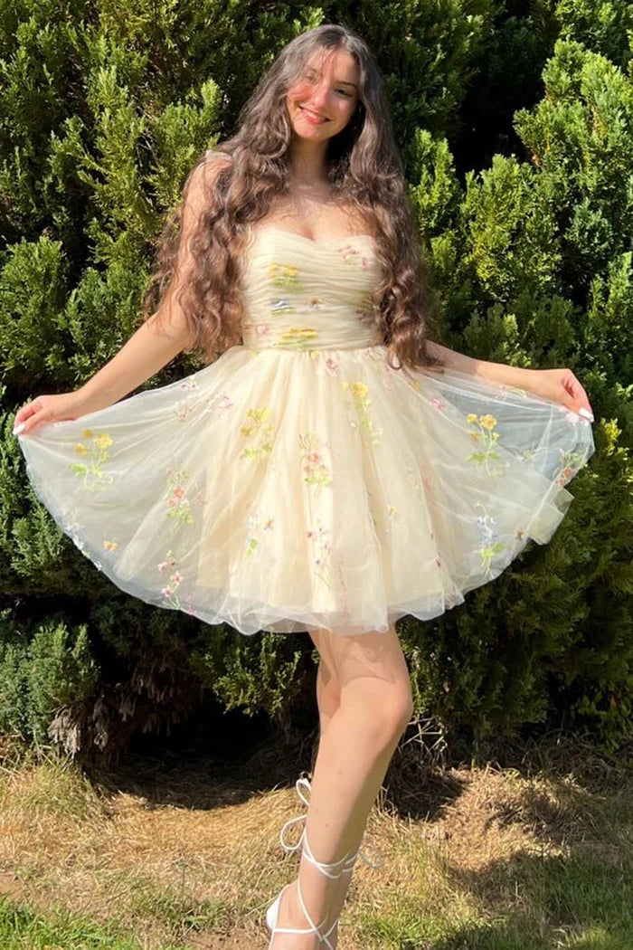 Elegantes kurzes A-Linien-Heimkehrkleid mit Spaghettiträgern und ärmellosen Applikationen aus Tüll