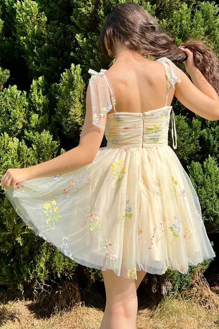 Elegantes kurzes A-Linien-Heimkehrkleid mit Spaghettiträgern und ärmellosen Applikationen aus Tüll