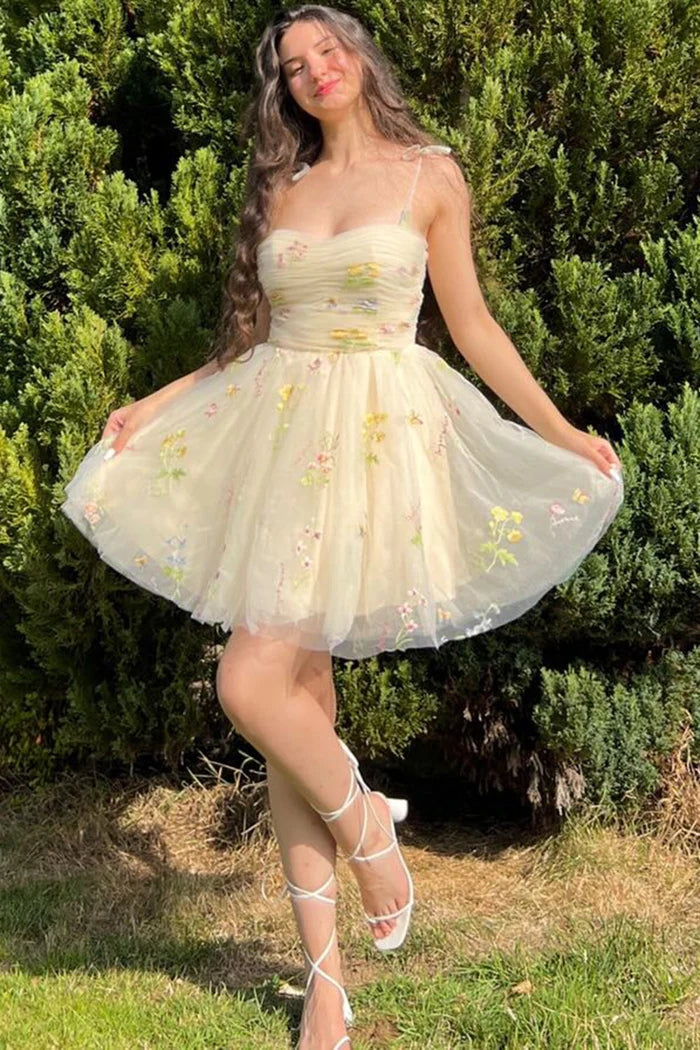 Elegantes kurzes A-Linien-Heimkehrkleid mit Spaghettiträgern und ärmellosen Applikationen aus Tüll