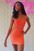 Elegantes kurzes orangefarbenes Spaghettiträger-Abendkleid mit sexy Ärmeln
