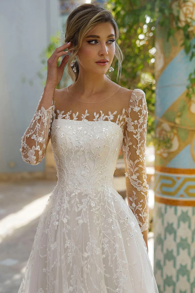 Elegantes Strandhochzeitskleid mit langen Ärmeln, U-Ausschnitt und Spitzenapplikationen WD681