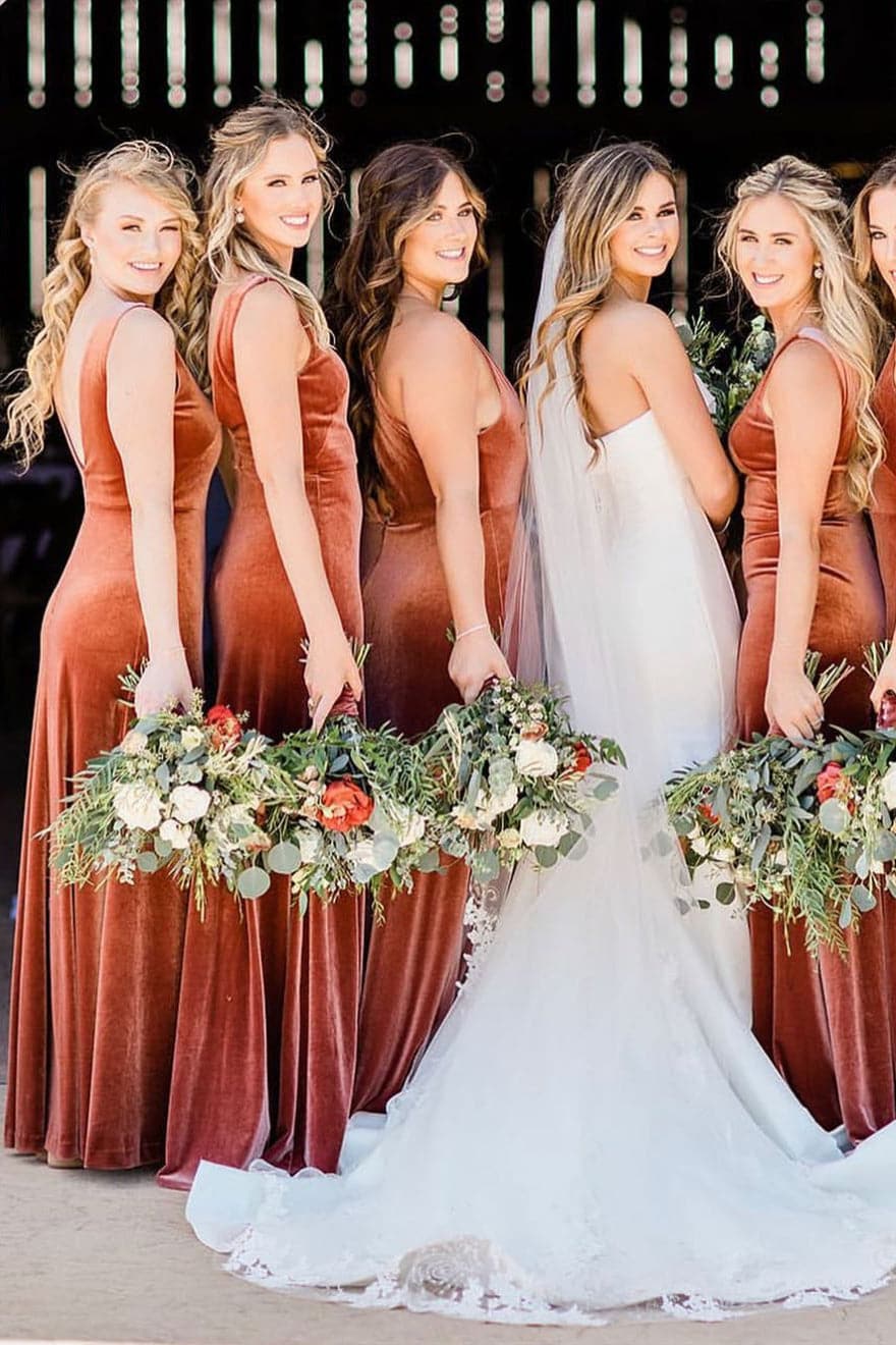 Vestido de dama de honor color cobre con escote en V y corte sirena para invitada de boda SCB32