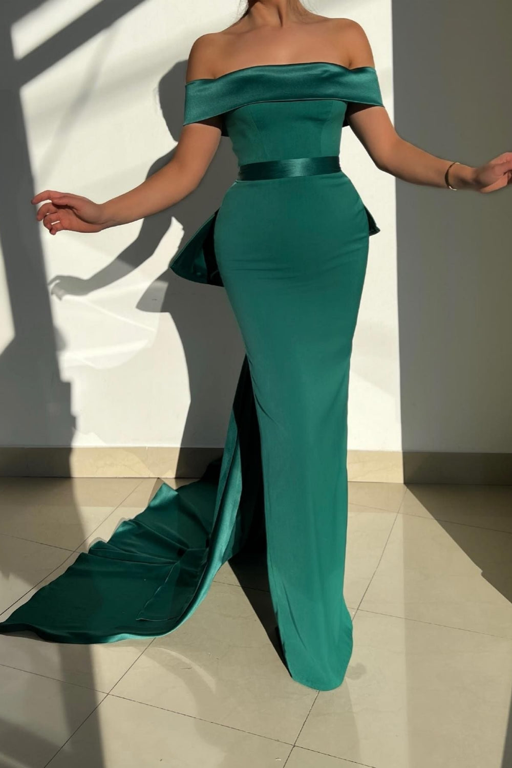 Elegantes vestidos de fiesta de sirena de satén con hombros descubiertos y cola