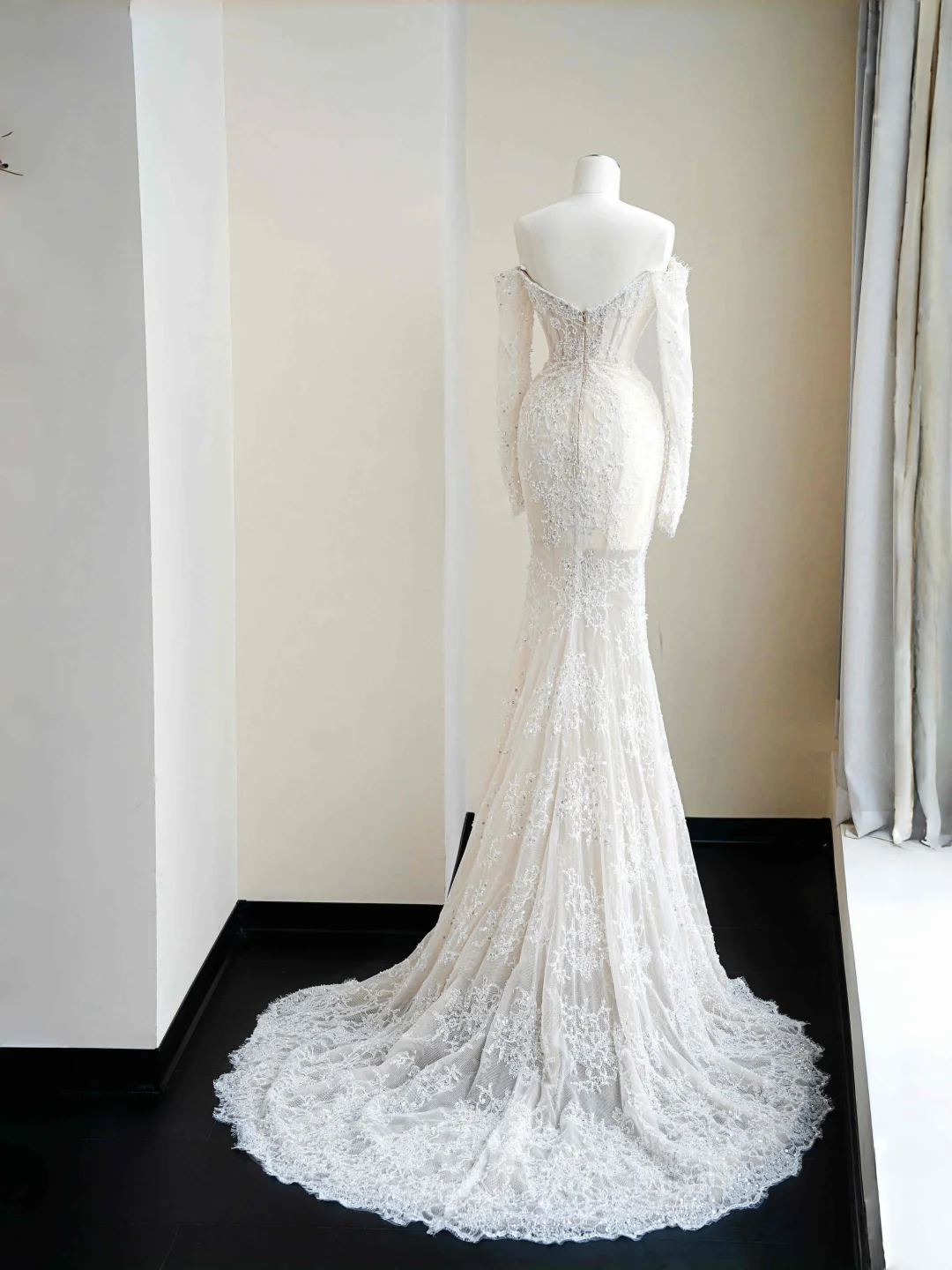 Romantisches weißes Spitzenapplikationen Tüll Pailletten Meerjungfrau Ballkleid Off Shoulder Abendkleid Y8663
