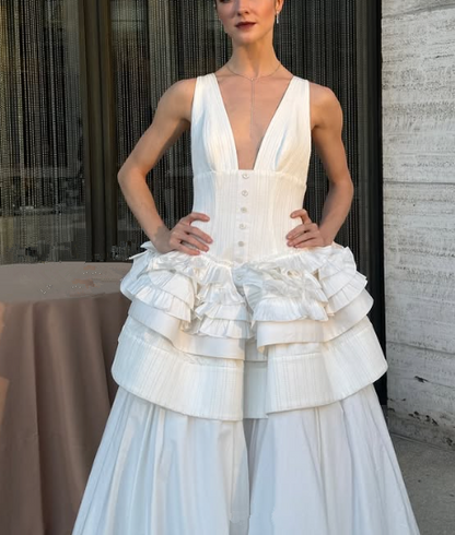 Edles tiefes V-Ausschnitt Mehrlagiges Satin A-Linie Abendkleid Weißes formelles Ballkleid Y8145