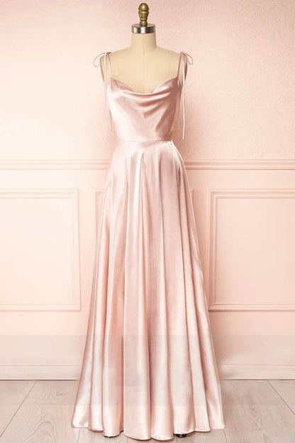 Vestido de fiesta largo de seda con escote vuelto y corte en A 