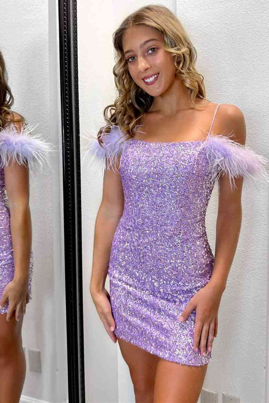 Georgiana | Vestido ajustado de lentejuelas y plumas para regreso a casa