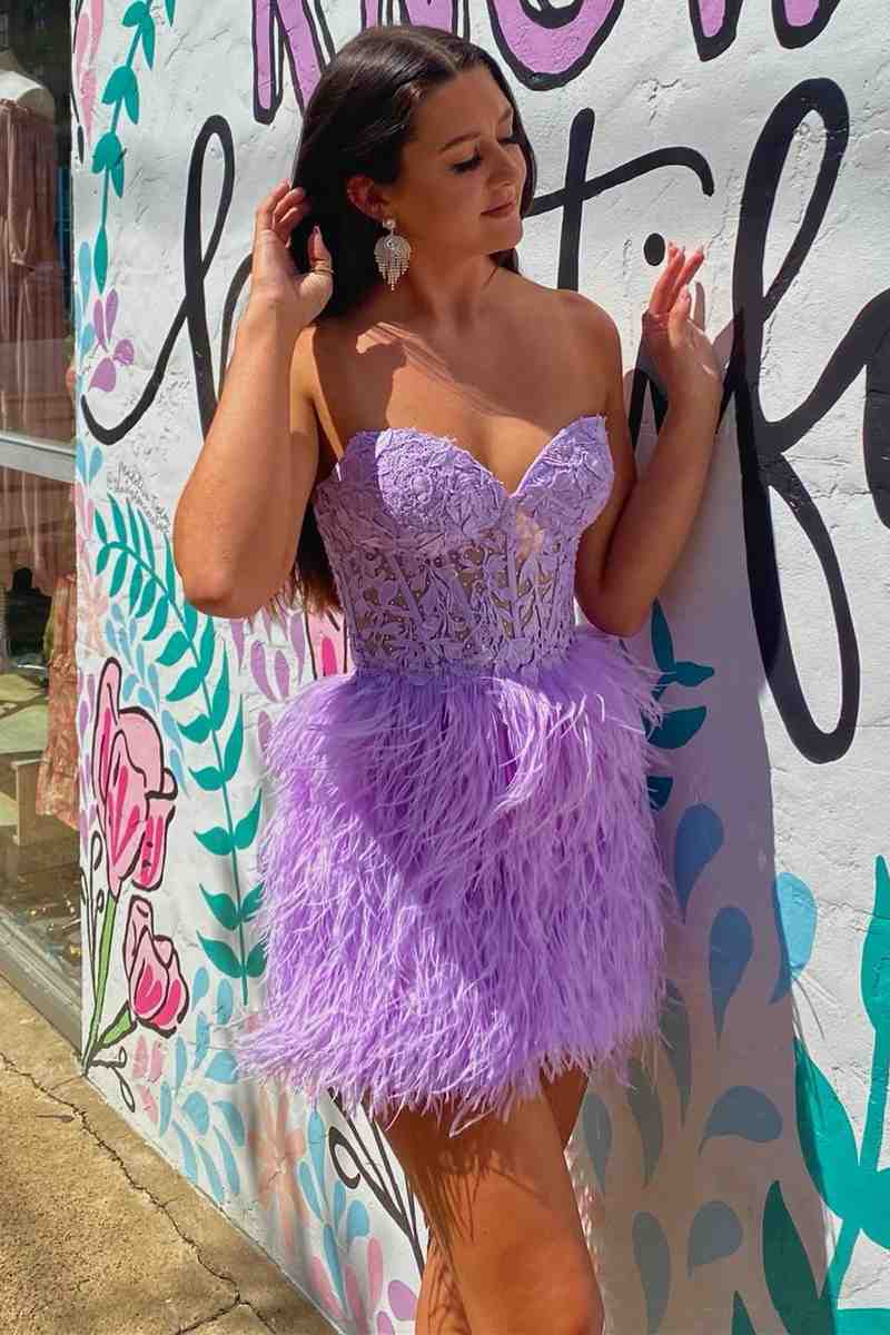 Amina | Vestido de fiesta con falda de plumas y encaje con escote en forma de corazón