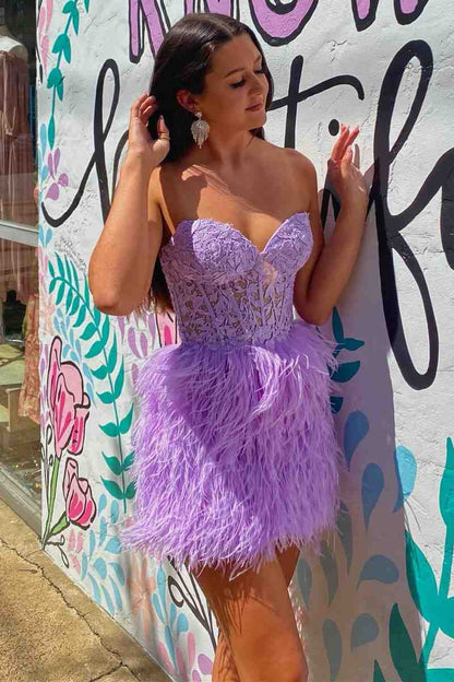 Amina | Vestido de fiesta con falda de plumas y encaje con escote en forma de corazón